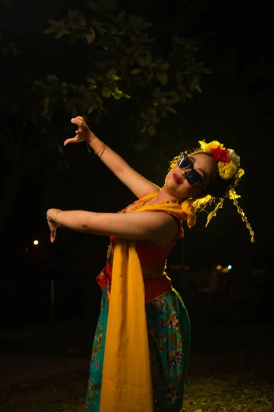 一个传统的印度尼西亚舞蹈家 晚上跳舞时身体扭曲在舞台上 — 图库照片