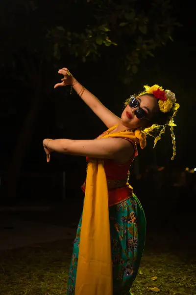 Traditional Indonesian Dancer Dancing Body Twisting Stage Night — Stock Photo, Image