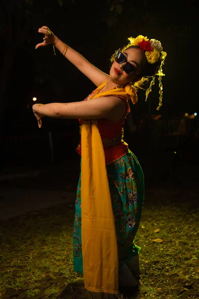 Tradycyjnej Indonezyjskiej Tancerki Tańczącej Ciałem Kręcącym Się Nocą Scenie — Zdjęcie stockowe