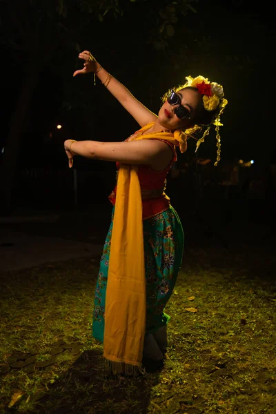 Ένας Παραδοσιακός Ινδονήσιος Χορευτής Που Χορεύει Σώμα Στριφογυρίζει Στη Σκηνή — Φωτογραφία Αρχείου