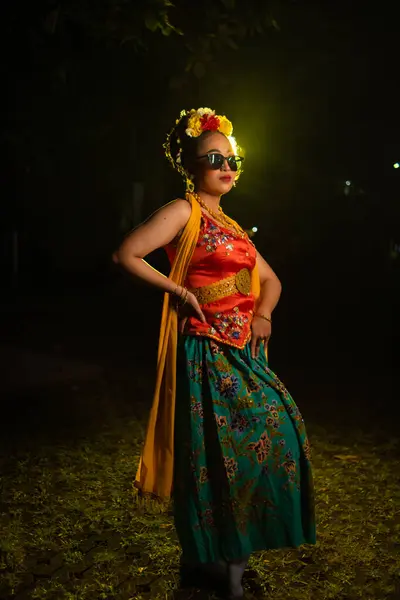 Uma Bela Dançarina Sundanesa Posa Dança Vestido Glamouroso Cachecol Frente — Fotografia de Stock