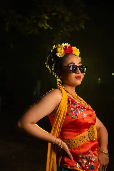Tradycyjny Tancerz Jawajski Stoi Tańczy Elastycznym Ciałem Okularach Przeciwsłonecznych Nocy — Zdjęcie stockowe