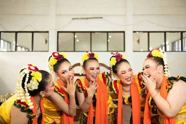 Groupe Danseurs Javanais Traditionnels Riant Avec Des Visages Ridicules Pleins — Photo