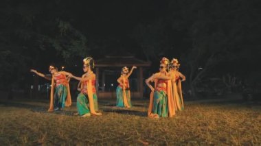 Beş kadın dansçıdan oluşan bir grup, geleneksel Endonezya kostümleri ve güneş gözlükleri giyerek, dinamik ve senkronize bir gösteri sergiliyorlar. Kültürü modern yeteneklerle harmanlıyorlar..