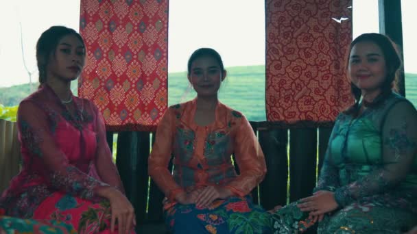 Grupa Indonezyjskich Tancerzy Tradycyjnych Zbiera Się Przyjaciółmi Aby Świętować Wspólnie — Wideo stockowe