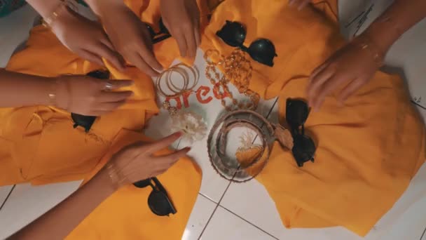 Sekelompok Penari Sunda Mengenakan Kostum Oranye Atas Panggung Sebelum Pertunjukan — Stok Video