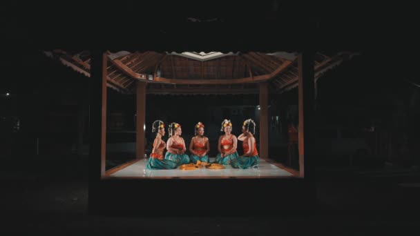 Група Індонезійських Традиційних Танцюристів Збираються Друзями Щоб Відсвяткувати Спокій Павільйоні — стокове відео