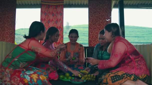 Grupo Bailarines Tradicionales Indonesios Reúnen Con Amigos Para Celebrar Juntos — Vídeo de stock