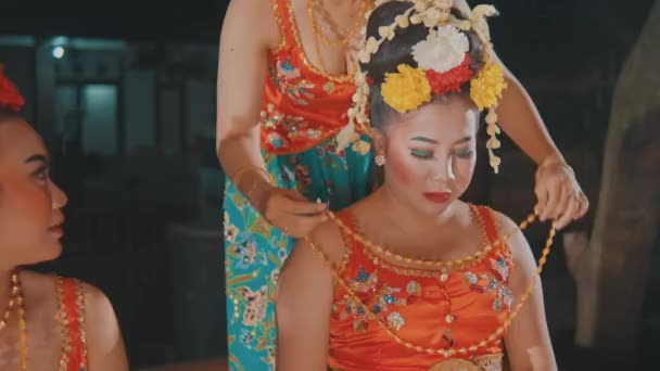 Eine Gruppe Javanischer Tänzer Die Ihren Freunden Kostümaccessoires Anheften Während — Stockvideo