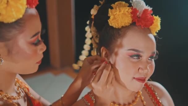 Skupina Javánských Tanečníků Kteří Při Přípravě Před Jevištěm Noci Připojují — Stock video