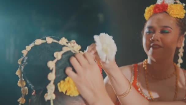 Grupp Javanesiska Dansare Fäster Kostym Tillbehör Till Sina Vänner Samtidigt — Stockvideo