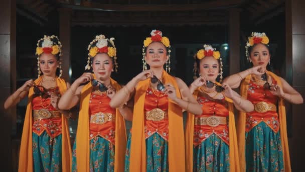 Grupp Traditionella Javanesiska Dansare Orange Kostymer Solglasögon Tillsammans Med Sina — Stockvideo