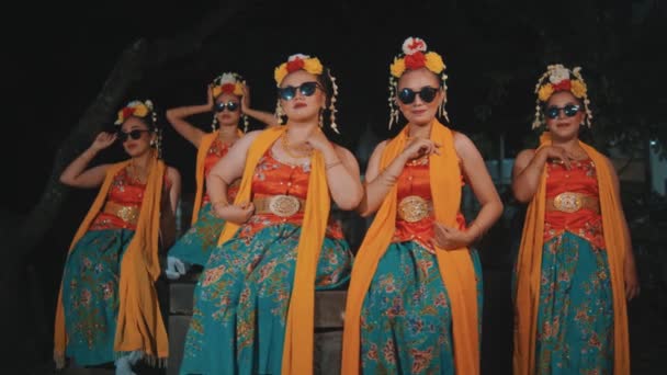 Μια Ομάδα Παραδοσιακών Ασιατών Χορευτών Που Κάθονται Τους Φίλους Τους — Αρχείο Βίντεο