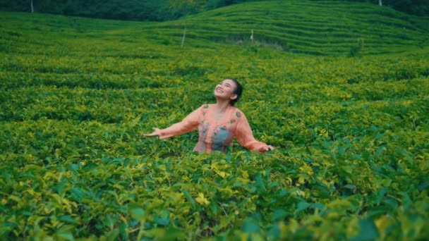Eine Teepflückerin Spielt Tagsüber Sehr Fröhlich Inmitten Eines Grünen Teegartens — Stockvideo