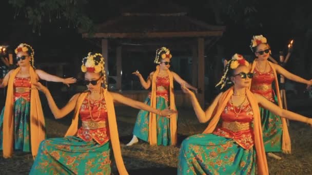 Gruppo Ballerini Tradizionali Sundanesi Balla Campo Vuoto Con Costumi Gialli — Video Stock