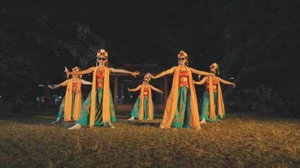 Hagyományos Thai Táncosok Egy Csoportja Táncol Napszemüvegben Narancssárga Sálban Esténként — Stock videók