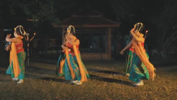Ryhmä Perinteisiä Sundanilaisia Tanssijoita Tanssii Tyhjällä Pellolla Keltaisissa Puvuissa Yöllä — kuvapankkivideo