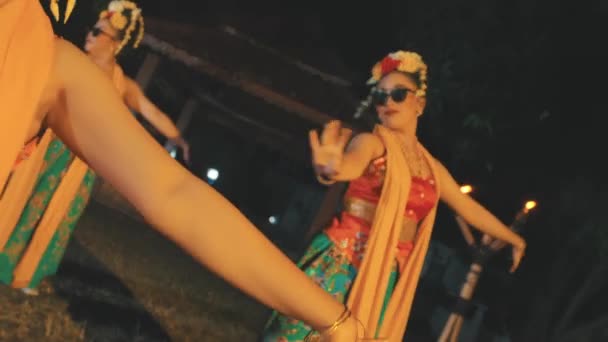 Группа Традиционных Балийских Танцоров Исполняющих Индуистскую Церемонию Традиционным Духовным Танцем — стоковое видео