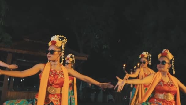 Skupina Tradičních Balijských Tanečníků Kteří Večer Pořádají Hinduistický Slavnostní Obřad — Stock video
