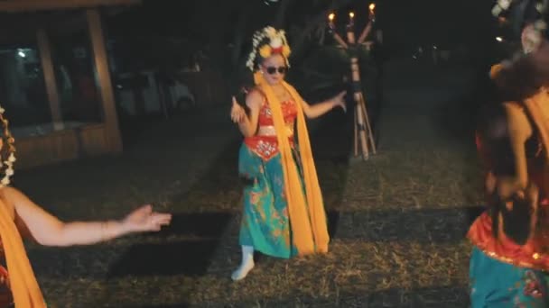 Een Groep Traditionele Balinese Dansers Die Avonds Een Hindoeïstische Viering — Stockvideo