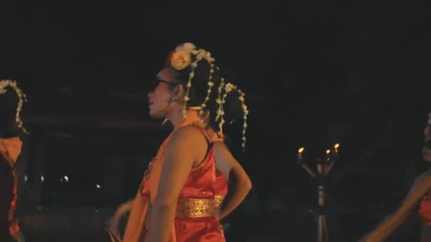 Група Традиційних Яванських Танцюристів Танцюють Сонцезахисних Окулярах Помаранчевих Костюмах Своїми — стокове відео