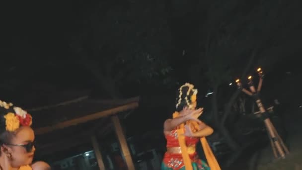 Sekelompok Penari Tradisional Bali Melakukan Upacara Perayaan Hindu Dengan Tarian — Stok Video