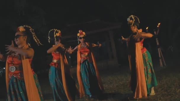 Grupo Bailarines Javaneses Tradicionales Bailando Gafas Sol Trajes Naranja Con — Vídeos de Stock