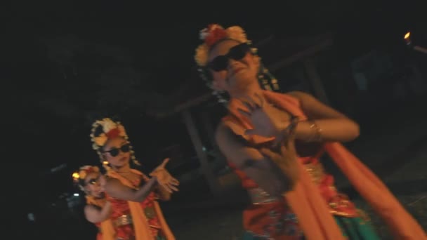 Группа Традиционных Балийских Танцоров Исполняющих Индуистскую Церемонию Традиционным Духовным Танцем — стоковое видео