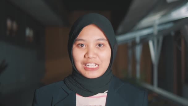 Muzułmański Reporter Chustce Głowie Czarnym Płaszczu Rozmawia Przed Kamerą Uśmiechniętą — Wideo stockowe