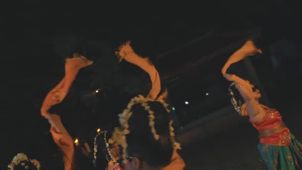 친구와 선글라스와 오렌지 의상에서 전통적인 댄서의 — 비디오