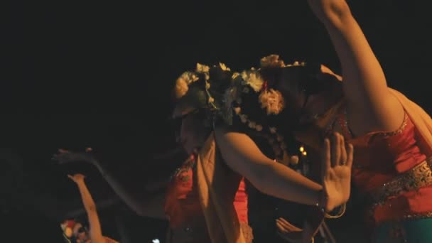 Grupo Bailarines Balineses Tradicionales Que Realizan Una Ceremonia Celebración Hindú — Vídeo de stock