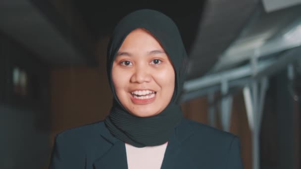 Muslimsk Reporter Slöja Och Svart Rock Pratar Framför Kameran Med — Stockvideo
