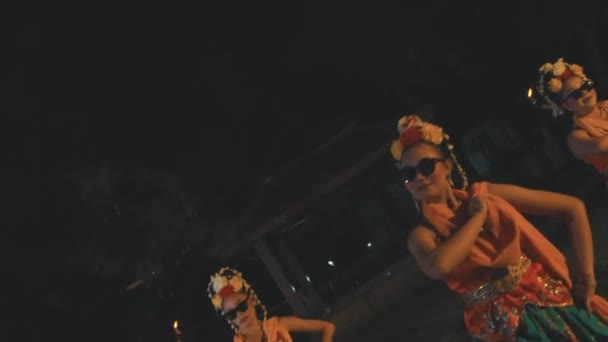 Skupina Tradičních Javánských Tanečníků Tančících Slunečních Brýlích Oranžových Kostýmech Svými — Stock video