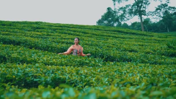 Uma Mulher Asiática Está Correndo Meio Uma Área Jardim Chá — Vídeo de Stock