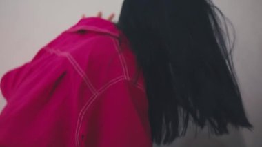 Dağınık saçlı genç bir kadın umutsuzluk içinde ağlıyor, duvara yaslanıyor ve yüzünü gizliyor. Yere yatar ve rahatlamak için bir yastığa sarılır. Keder ya da depresyon kavramı.