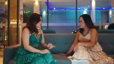 Akşamları kanepede konuşan iki kadın. Biri elini savunarak ya da görmezden gelerek kaldırır. İkisinin de canı sıkkın bir şekilde bakışları kaçınca konuşma garip bir şekilde bitiyor..