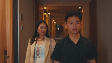 Asyalı bir kadın, geceleri otelde çok sevecen bir erkekle çıkıyor.