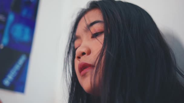Een Aziatische Vrouw Voelt Zich Angstig Verdrietig Als Wordt Gepest — Stockvideo