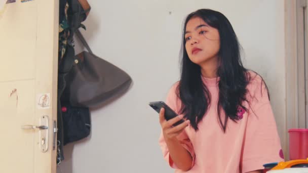 Una Mujer Asiática Perdida Pensamiento Mientras Sostiene Teléfono Inteligente Mano — Vídeo de stock