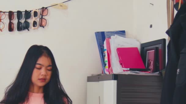 Eine Hektische Und Verstörte Asiatische Frau Die Morgens Zimmer Hin — Stockvideo