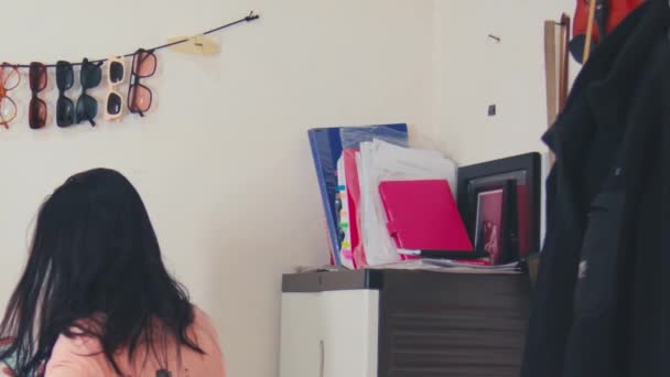Telaşlı Perişan Bir Asyalı Kadın Sabahları Odaya Girip Çıkıyor — Stok video