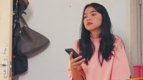 Una Mujer Asiática Perdida Pensamiento Mientras Sostiene Teléfono Inteligente Mano — Vídeos de Stock