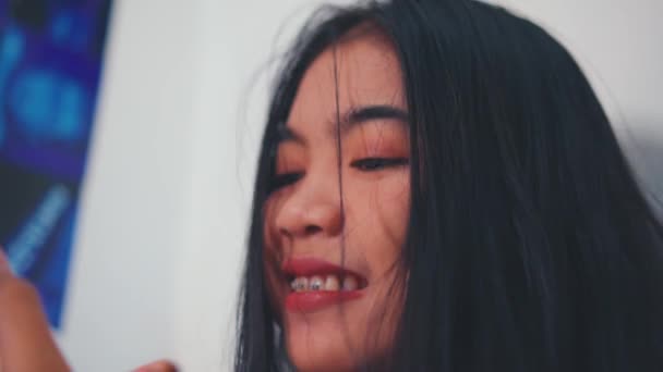 Asijská Žena Cítí Úzkost Smutek Když Šikanována Svými Přáteli Sociálních — Stock video