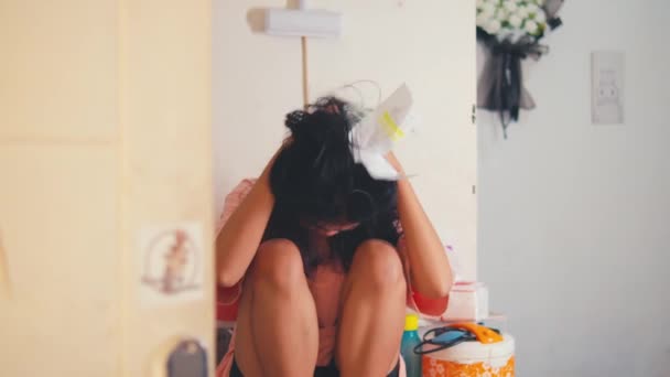 Eine Asiatin Sieht Sehr Deprimiert Und Gestresst Aus Nachdem Sie — Stockvideo
