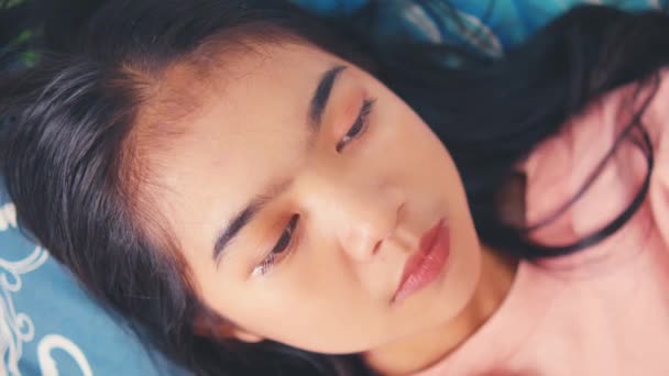 Una Mujer Asiática Pensó Una Idea Mientras Dormía Cama Por — Vídeo de stock
