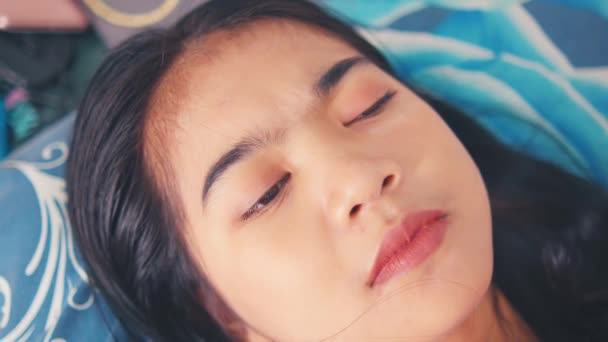 아시아 여자는 아침에 그녀의 침대에서 자고있는 아이디어를 — 비디오