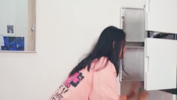 中午时分 一位亚洲妇女正在衣柜里匆忙地寻找衣服 — 图库视频影像