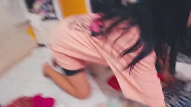 Asijská Žena Zpanikařila Spěchala Ráno Najít Oblečení Roztroušené Podlaze — Stock video
