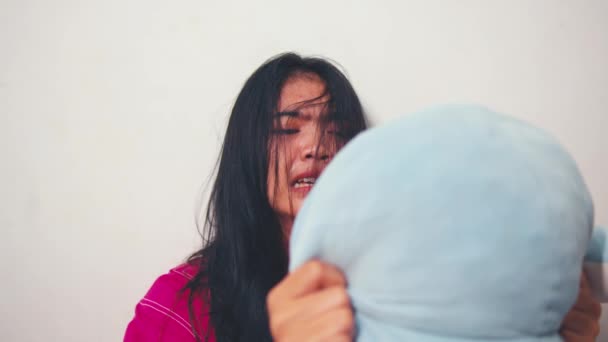 Μια Ασιάτισσα Έκλαιγε Πικρά Ενώ Αγκάλιαζε Μια Μπλε Κούκλα Στο — Αρχείο Βίντεο