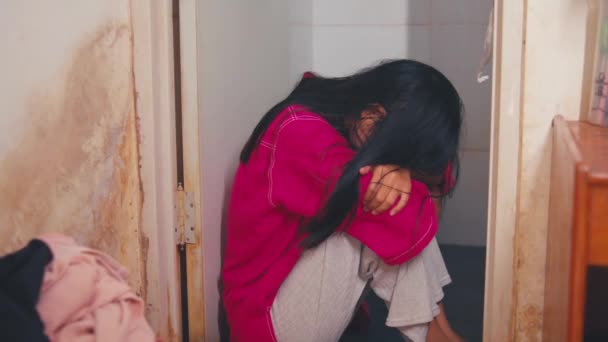 Asijská Žena Pláče Deprese Koupelně Protože Během Dne Šikanoval Její — Stock video